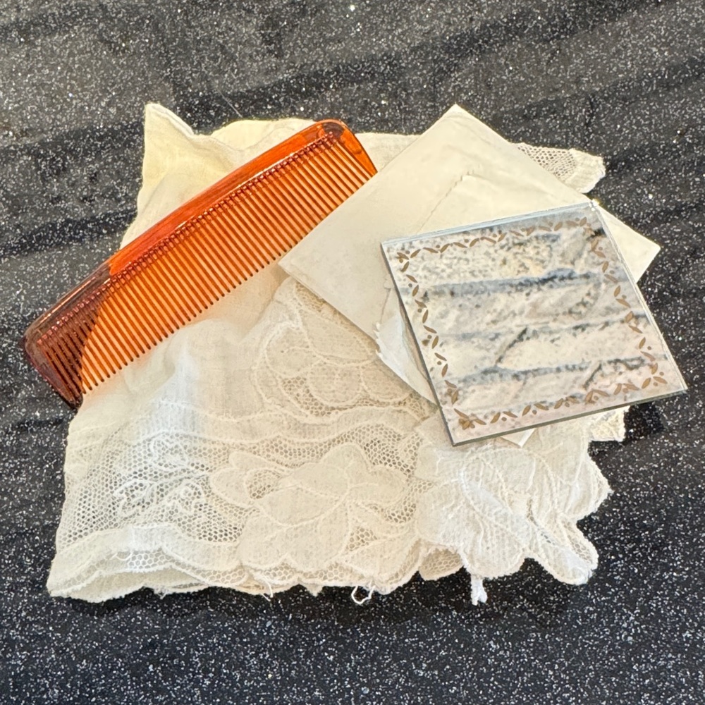 50s Elegant Gold Petite Handbag with Accessories - Picture 5 of 11